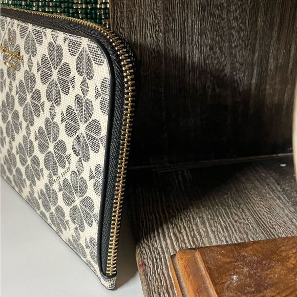 Lucy Spade Flower Medium L-zip Wristlet/Clutch - Picture 4 of 8